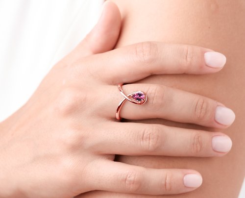 Majade Jewelry Design 粉紅碧璽梨形求婚戒指 14k玫瑰金獨特訂婚戒指 極簡結婚新娘指環