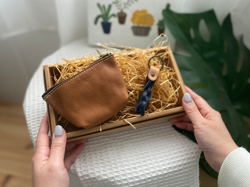 [Season Surprise Bag] There is only one set of brown boat-shaped coin purse and blue braided key ring - กระเป๋าสตางค์ - หนังแท้ สีนำ้ตาล