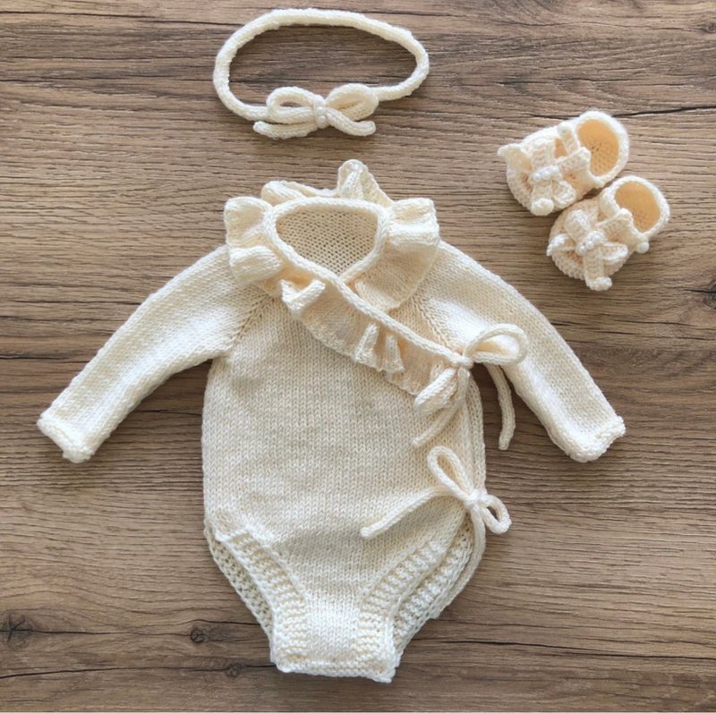 Hand knit beige clothing set for baby girl: romper, headband, shoes. - 包屁衣/連身衣 - 其他材質 