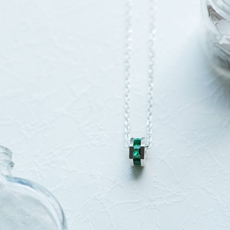 Emerald heptagonal ring necklace Silver 925 - สร้อยคอ - โลหะ สีเขียว