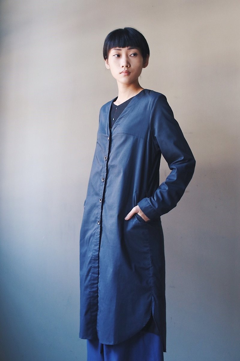 Omake V collar row deduction long shirt dress (Zhang Qing) - เสื้อเชิ้ตผู้หญิง - ผ้าฝ้าย/ผ้าลินิน สีน้ำเงิน
