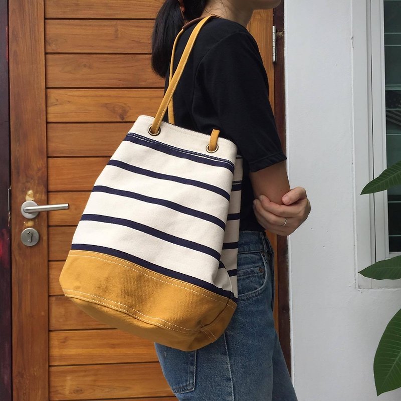 Mustard Stripe Canvas Bucket Bag w/ Strap Leather Handles - กระเป๋าถือ - ผ้าฝ้าย/ผ้าลินิน สีเหลือง