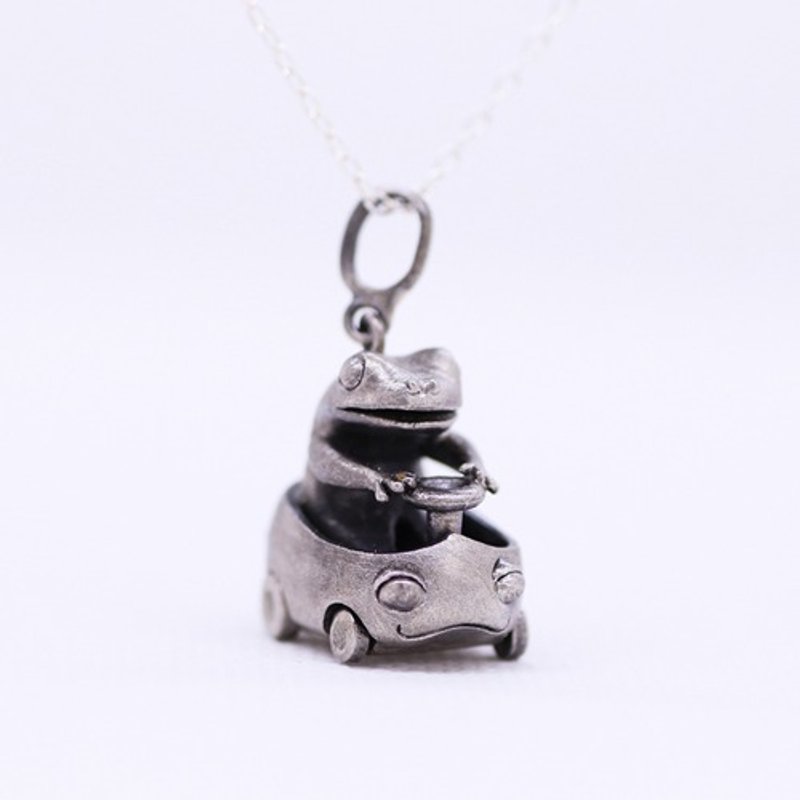 Safe Frog (going home) silver pendant / 925 Sterling Silver - สร้อยคอ - เงินแท้ สีเงิน