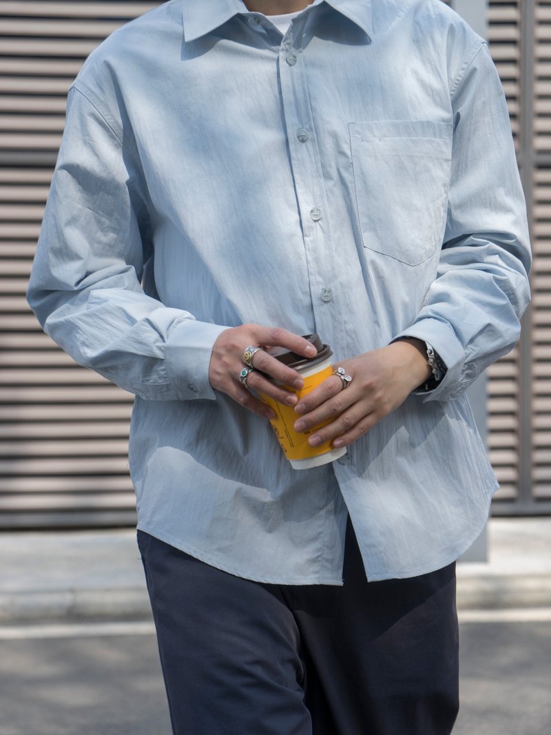 SHITRT 霧霾藍 皺褶肌理感面料長袖襯衫 復古寬松日系春季工裝 - 男襯衫/休閒襯衫 - 其他材質 藍色