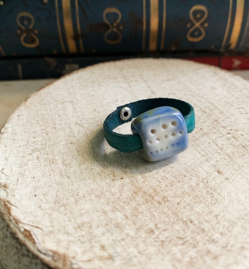 Ring Japanese white porcelain, natural glaze color, infinite, not greasy tones, real leather design grade - แหวนทั่วไป - เครื่องลายคราม 