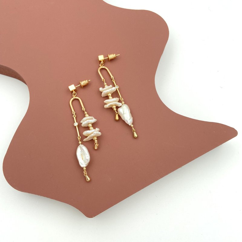 COLE COOL Natural irregular pearl parallel earrings - ต่างหู - ไข่มุก ขาว