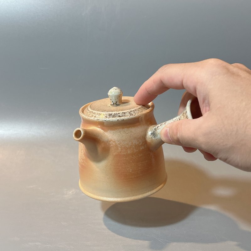 Wood-fired porcelain clay inner lid upright side handle teapot/Handmade by Xiao Pingfan - ถ้วย - ดินเผา 