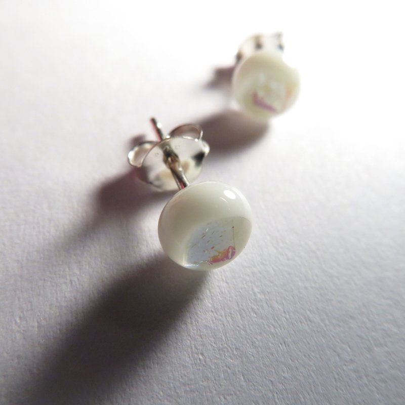 milk colored glaze pure silver ear pin / white (ear pin, Clip-On) - Earrings & Clip-ons - Glass White