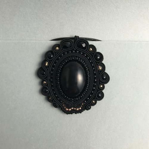 １点もの　Queen's Pendant　ブラック×ゴールド　ソウタシエ