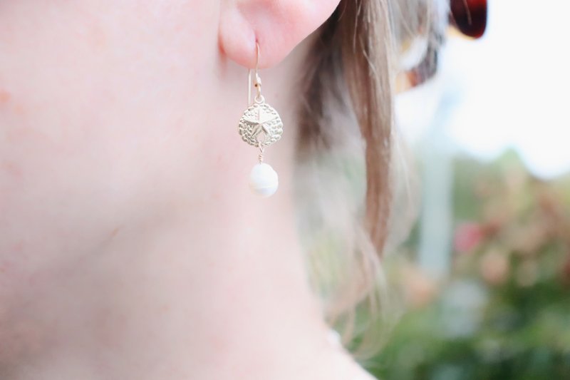 (14KGF) Dainty Ocean Bliss Starfish Charm Oval Freshwater Pearl Dangle Earrings - 耳環/耳夾/耳骨夾 - 珍珠 金色