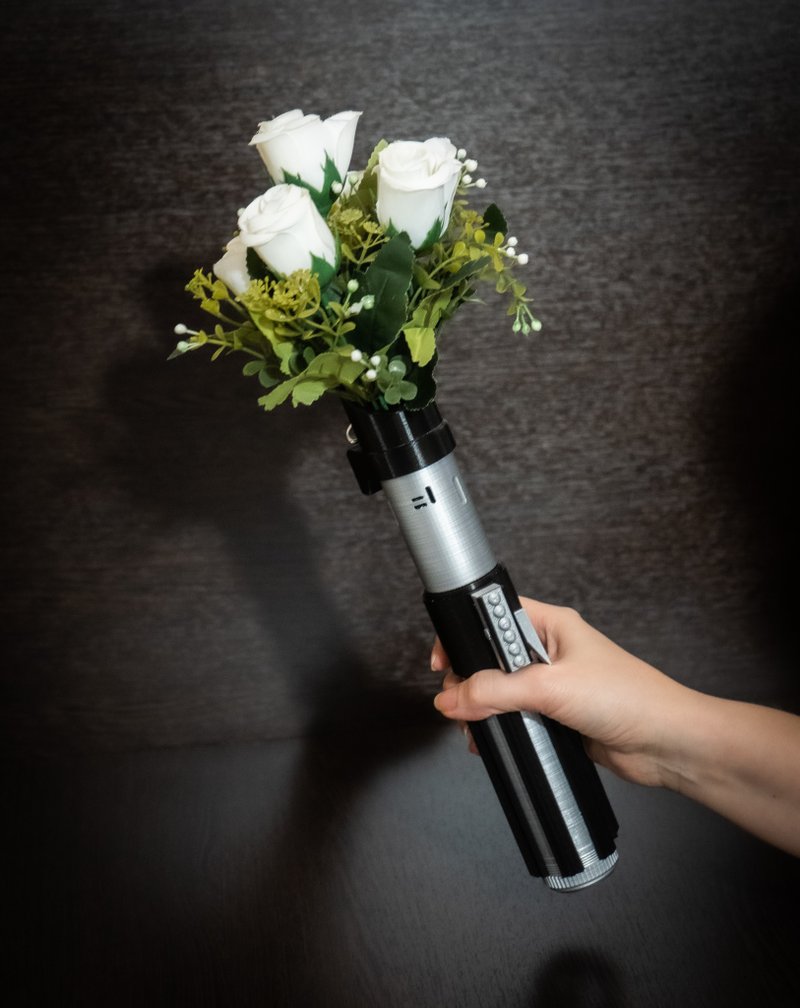 Wedding bouquet holder inspired by Darth Vader lightsaber hilt - ช่อดอกไม้แห้ง - พลาสติก สีดำ