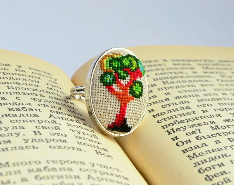 Green tree embroidered ring, Cross stitch nature fabric jewelry - แหวนทั่วไป - งานปัก สีเขียว