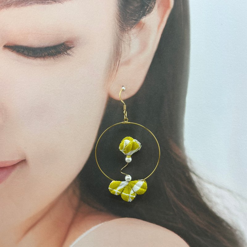 Twilight | Three-Dimensional Striped Statement Yellow Floral Earrings - ต่างหู - ผ้าฝ้าย/ผ้าลินิน หลากหลายสี