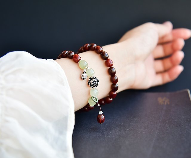 what's the meaning of this bracelet? : r/hinduism