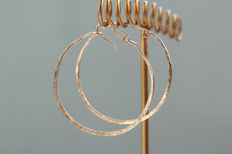 14kgf-texture design hoop pierced earrings - 耳環/耳夾 - 其他金屬 金色