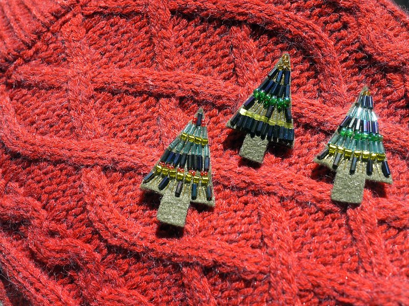 Christmas tree hand-embroidered brooch - เข็มกลัด - งานปัก สีเขียว