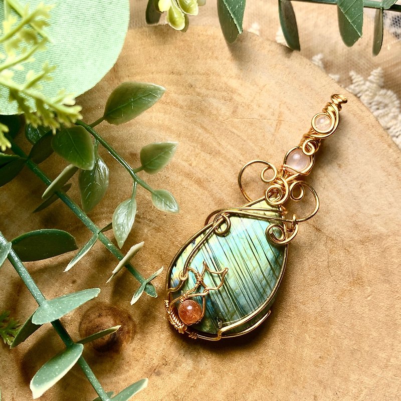 Energy Crystal Necklace - Looking Up at the Cat Empty Bottle - Labradorite/ Stone/Moonstone/Cat - Necklaces - Crystal Multicolor