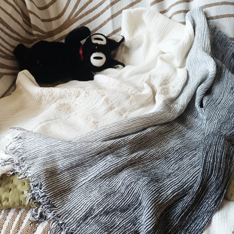 漸進效果天然皺全棉刺繡圍巾 - 遙望山景 - 圍巾/披肩 - 棉．麻 黑色