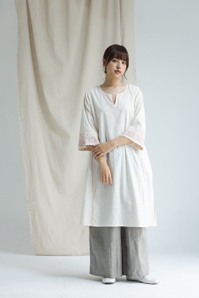 Chikankari 刺繡工藝小V領寬鬆庫塔_粉 - 洋裝/連身裙 - 棉．麻 白色