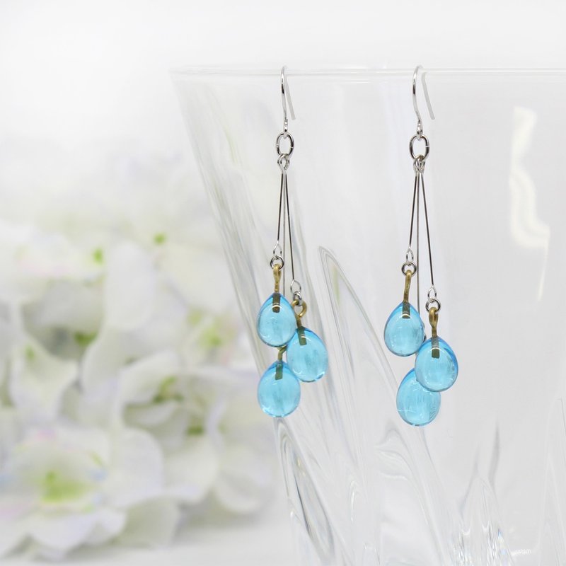 Handmade glass [raindrop earrings] pale blue - Earrings & Clip-ons - Glass Blue