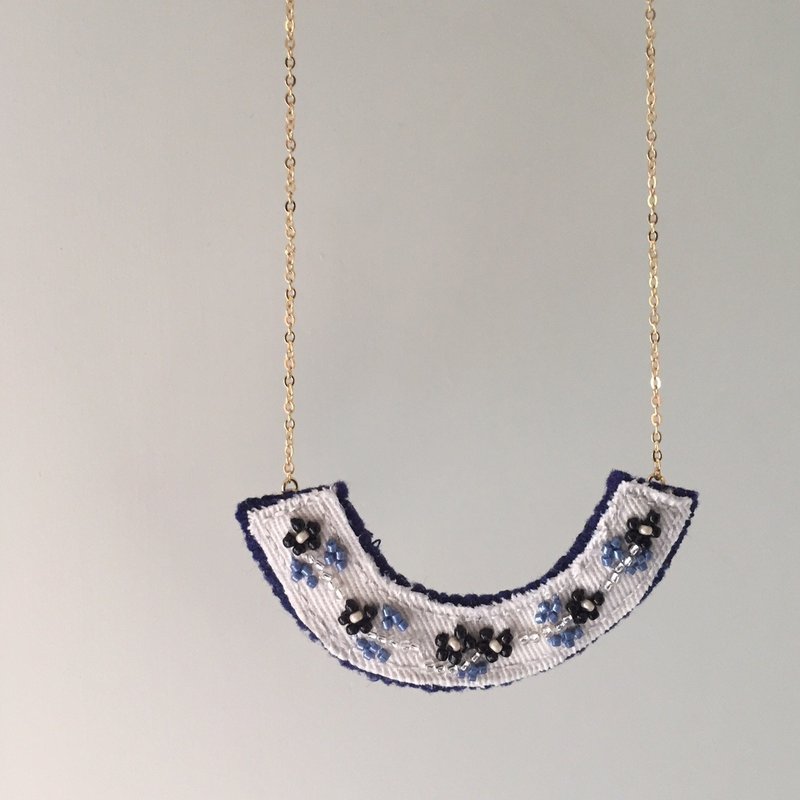 [ Bluesy Mod ] --- Beaded Embroidery necklace . 米珠刺繡小花項鍊 . 「黑色小花」( BEY 3 ) - 項鍊 - 其他材質 