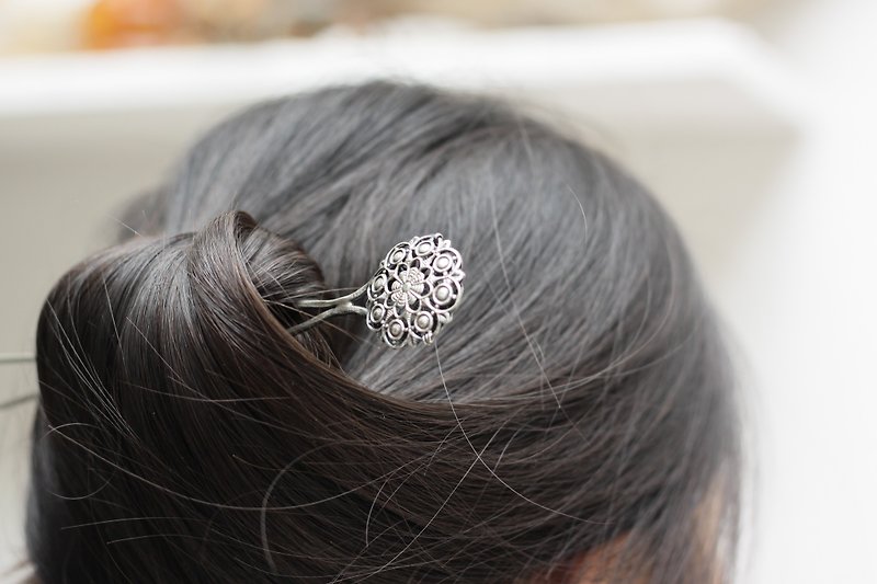 Small Antique Silver Hairpin with Intricate Carvings - เครื่องประดับผม - ทองแดงทองเหลือง สีเงิน