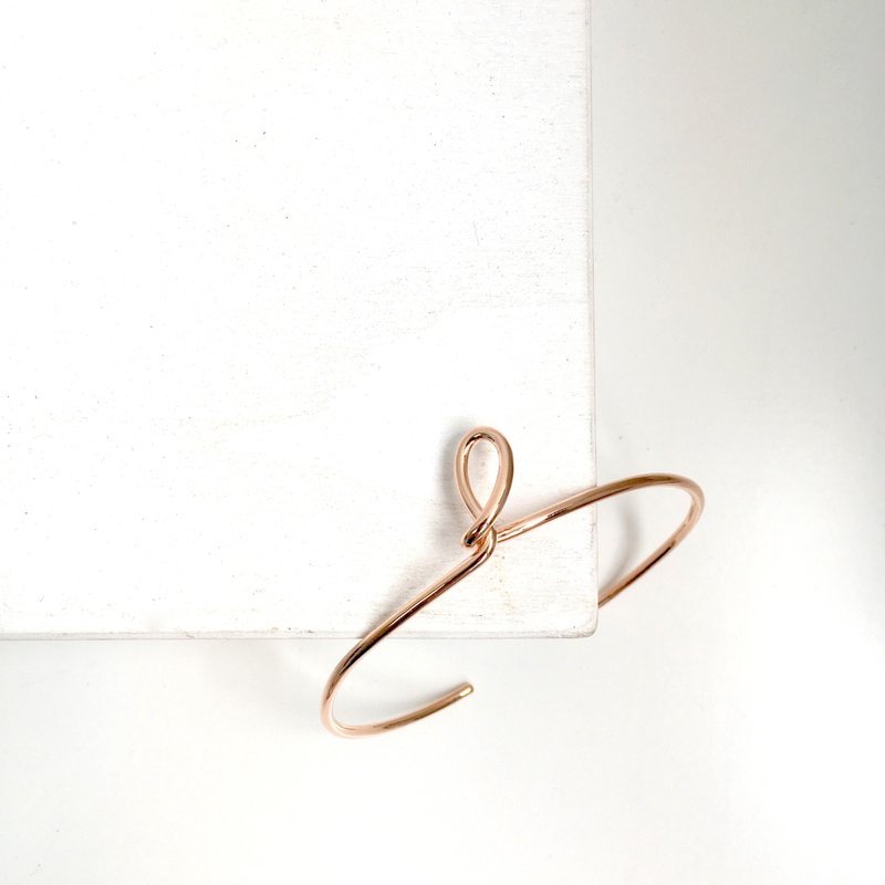 A little Twist Bangle - สร้อยข้อมือ - โลหะ สีทอง