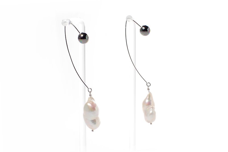 Pearl Fashionista: Contemporary Hook Earrings with White Baroque Pearls and Faux Pearl Stopper (925 Silver, handmade in Hong Kong, Party Queen) - ต่างหู - เครื่องเพชรพลอย ขาว