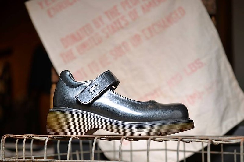 Vintage UK Dr. Martens silver bottomed doll shoes - รองเท้าบัลเลต์ - หนังแท้ สีเทา