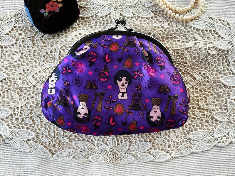 กระเป๋าทรงถือ ขนาดเล็ก แบรนด์ ANNA SUI เป็นผ้ามันวาว ปากหนีบ พิมพ์ลายหน้าผู้หญิง - กระเป๋าคลัทช์ - เส้นใยสังเคราะห์ สีม่วง