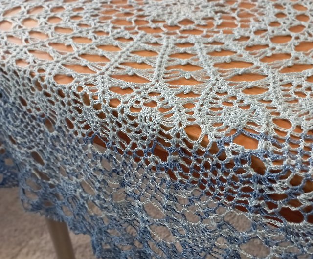 手作りのテーブルクロス編み。テーブルクロスの丸いかぎ針編み。家の