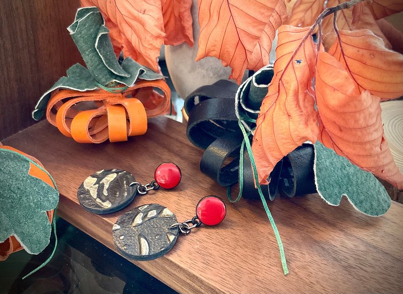 Hand-painted gray silver black American cow leather Gothic style pendant earring - Earrings & Clip-ons - Genuine Leather Black