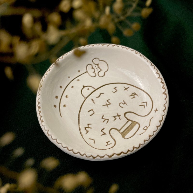 [Hand-engraved by Xiaomaru Forest] ㄅㄆㄇ phonetic bird flower bean dish tea bag dish mineral dish - จานเล็ก - ดินเผา ขาว