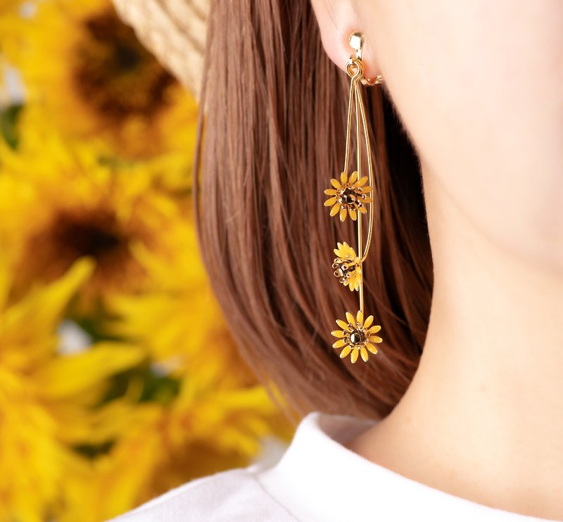K14gf Swaying Flower lover Large Earrings (Clip-On can be changed) - ต่างหู - โลหะ สีเหลือง