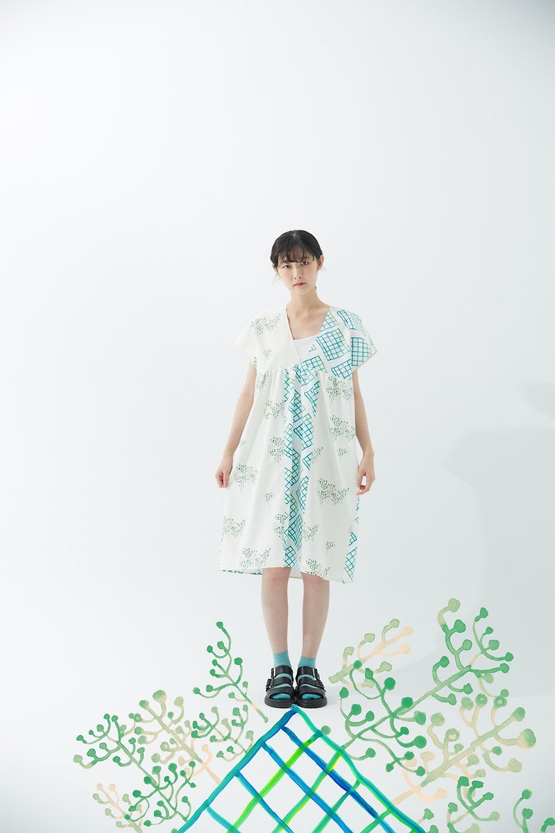 y1, hsuan X Honglin exclusive printed cloth series stitching v-neck long blouse tree+window - ชุดเดรส - ผ้าฝ้าย/ผ้าลินิน สีเขียว