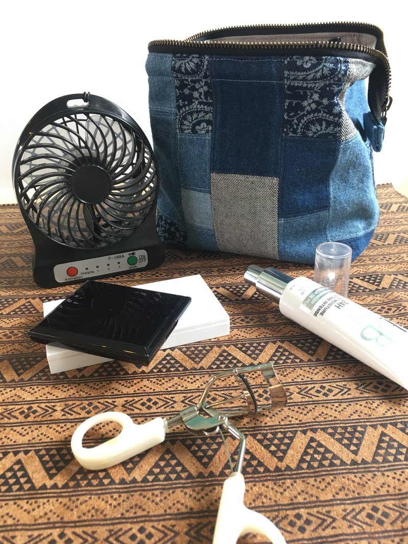 牛仔拼布 大容量收納包 化妝包 - 化妝包/收納袋 - 棉．麻 藍色