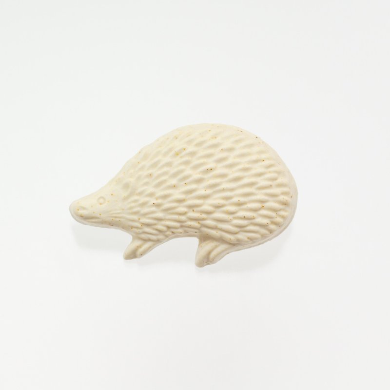 ceramics brooch hedgehog off white - Brooches - Pottery White