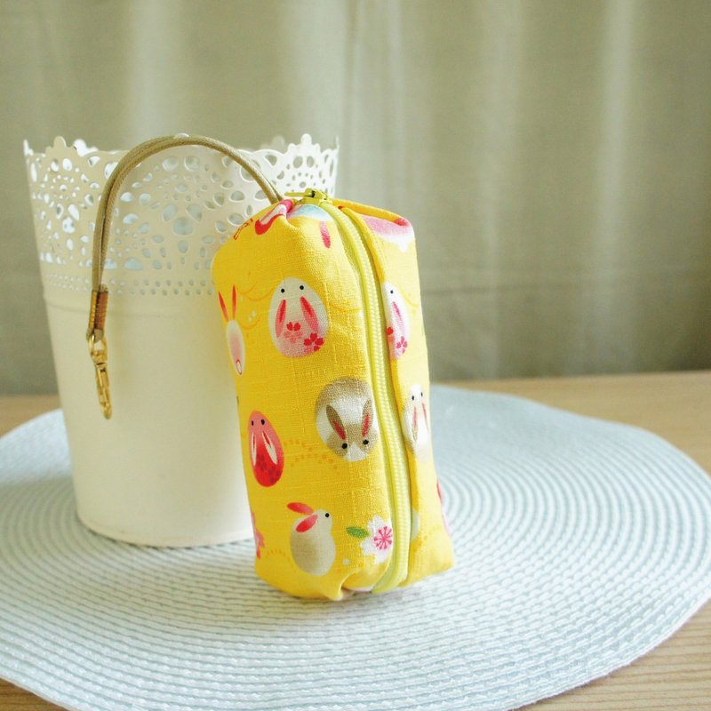 Lovely日本布【月亮兔子膠囊拉鍊鑰匙包、黃】放得下約18把鑰匙 - 鑰匙圈/鑰匙包 - 棉．麻 黃色