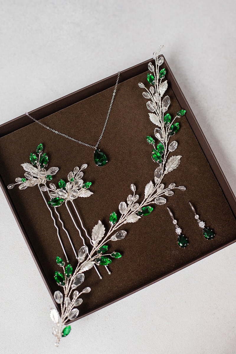 Clay Hair Accessories Green - Emerald bridal jewelry set, Wedding hair wreath, Bride dark green earrings