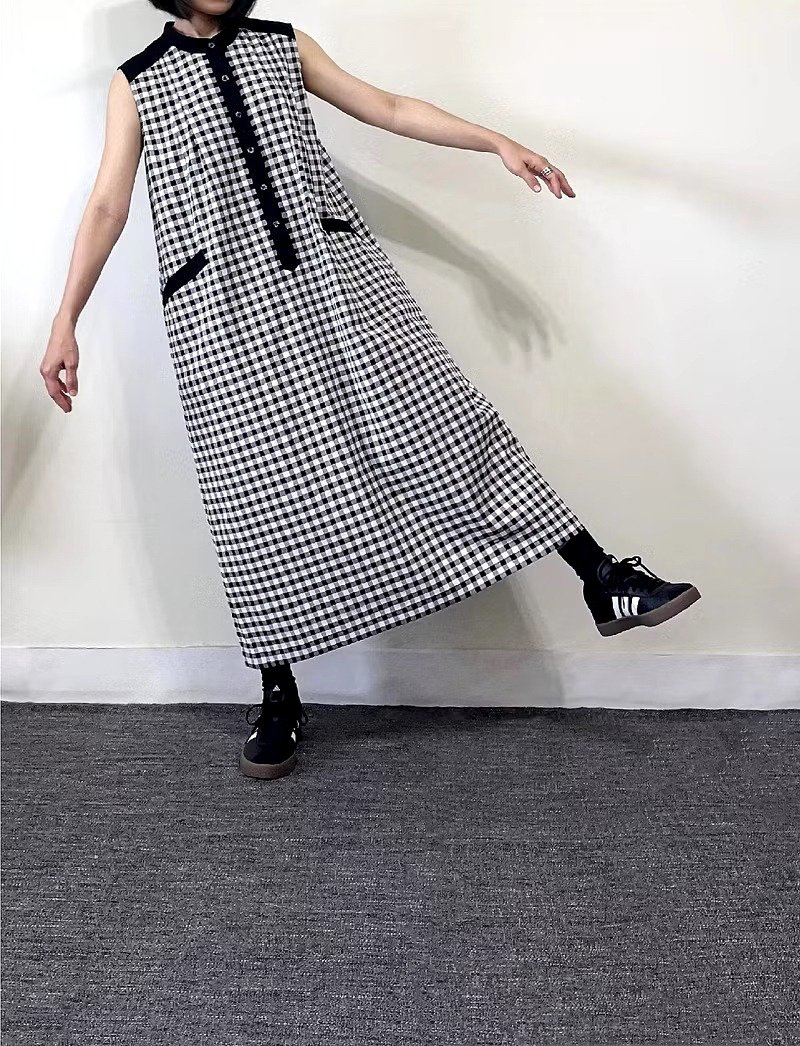 Black and white small plaid sleeveless dress - ชุดเดรส - ผ้าฝ้าย/ผ้าลินิน สีดำ