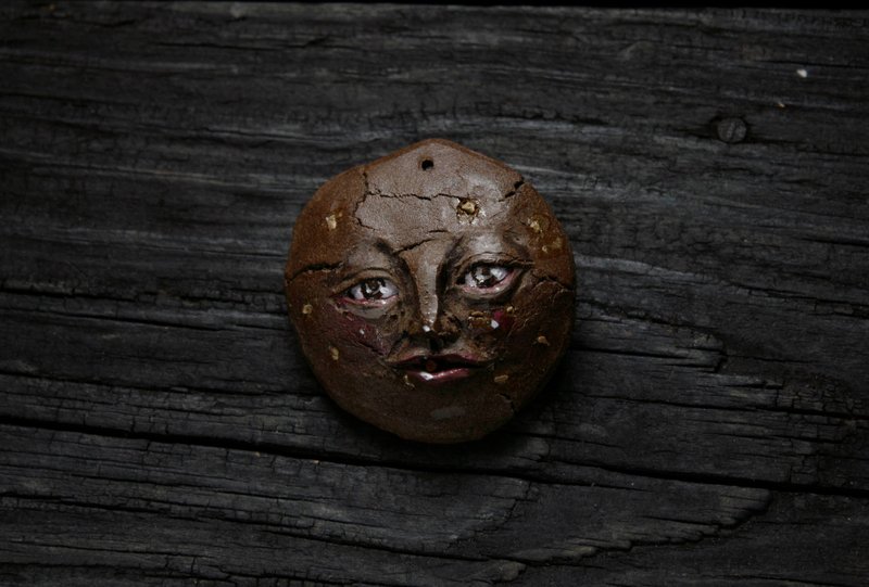 Human-faced chocolate biscuits (diameter 5.7cm, pendant incense holder) - ตุ๊กตา - ดินเผา 