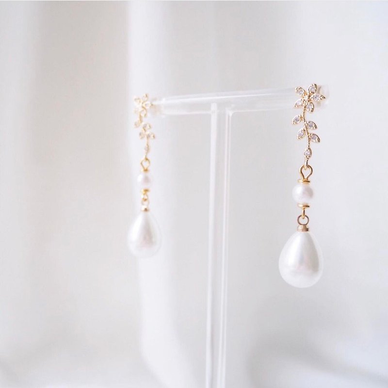 Birthday gift elegant and generous water drop pearl earrings Clip-On custom custom bridal earrings - Earrings & Clip-ons - Other Metals White