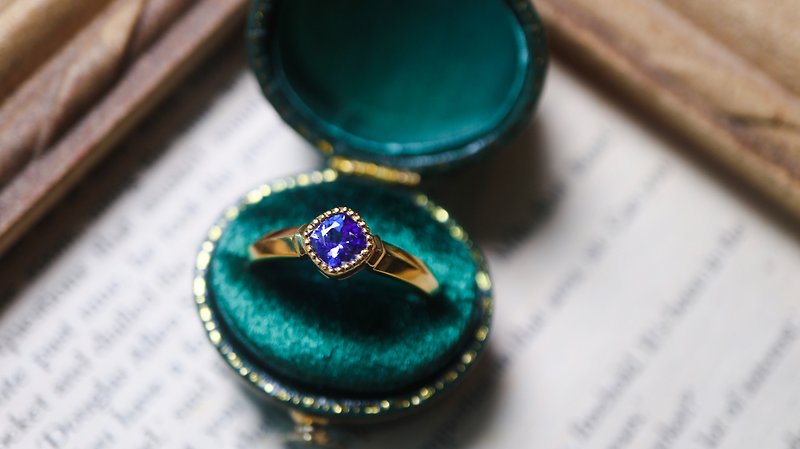 Stone/Tanzanite ring stacked with 18k gold plain gold ring retro simple old money - General Rings - Precious Metals Blue