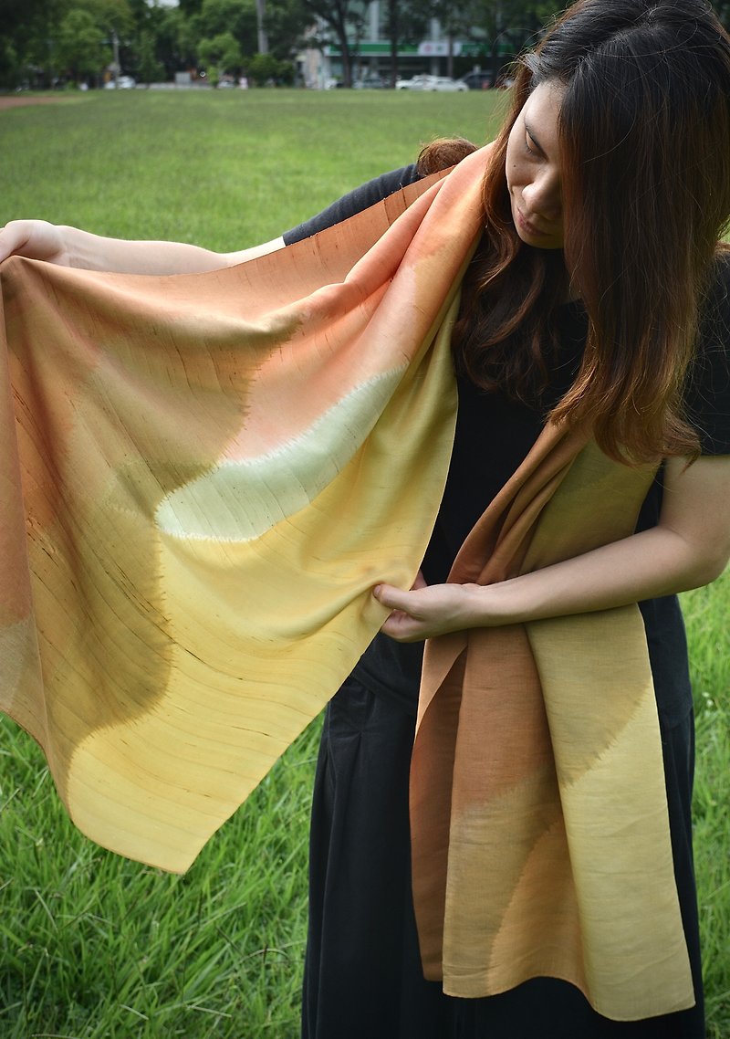 Autumn Mountain Overlapping Shadow-Tian Dye Silk Scarf - ผ้าพันคอ - ผ้าไหม หลากหลายสี