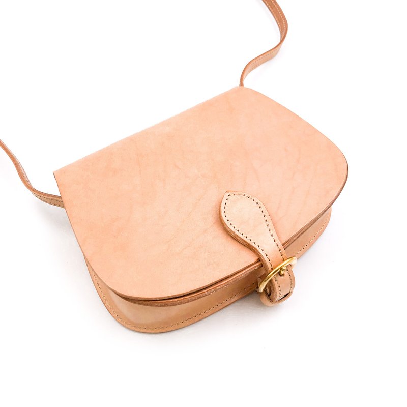 Handmade vegetable tanned leather-small saddle bagleather saddle bag - กระเป๋าแมสเซนเจอร์ - หนังแท้ สีกากี