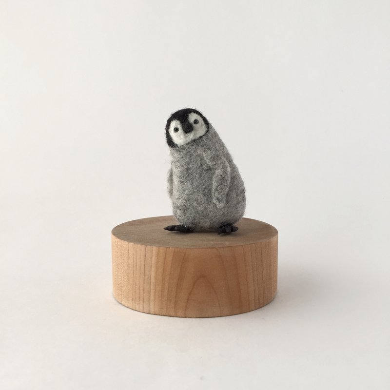コウテイペンギンの雛ブローチ-カメラ目線 - 胸針 - 羊毛 