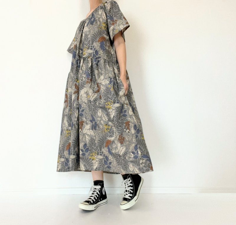 Autumn color   floral pattern one-piece dress　cotton linen short  sleeve　gray - ชุดเดรส - ผ้าฝ้าย/ผ้าลินิน สีเทา