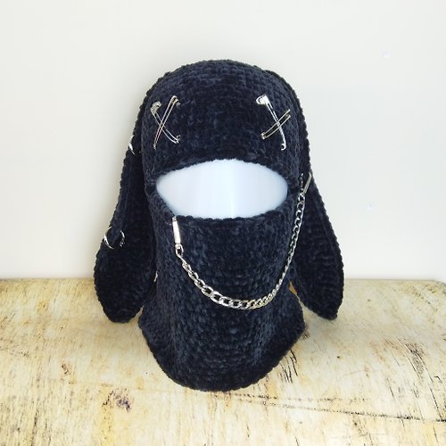 Alternative Crochet Boutique 黑兔子巴拉克拉法帽鉤針編織兔耳朵帽子帶兔子耳朵的哥特式帽子。