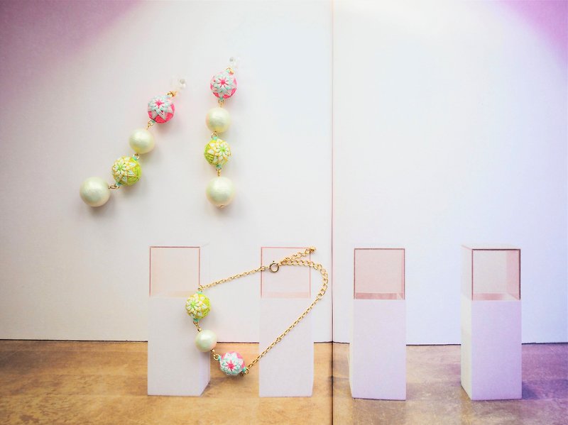 傳統工藝 手鞠球 刺繡 耳夾 耳環 手鍊 糖果花 黃綠 粉色 - 手鍊/手環 - 其他金屬 多色
