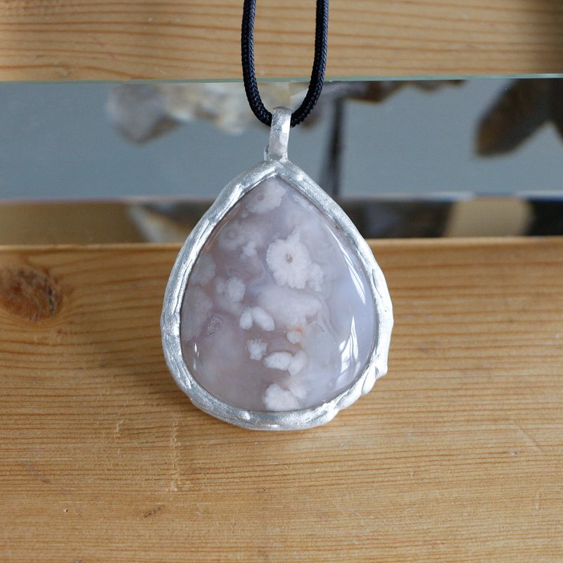 Spring cherry blossom viewing handmade Silver inlaid cherry chalcedony floating flower agate pendant - สร้อยคอ - เงินแท้ สึชมพู